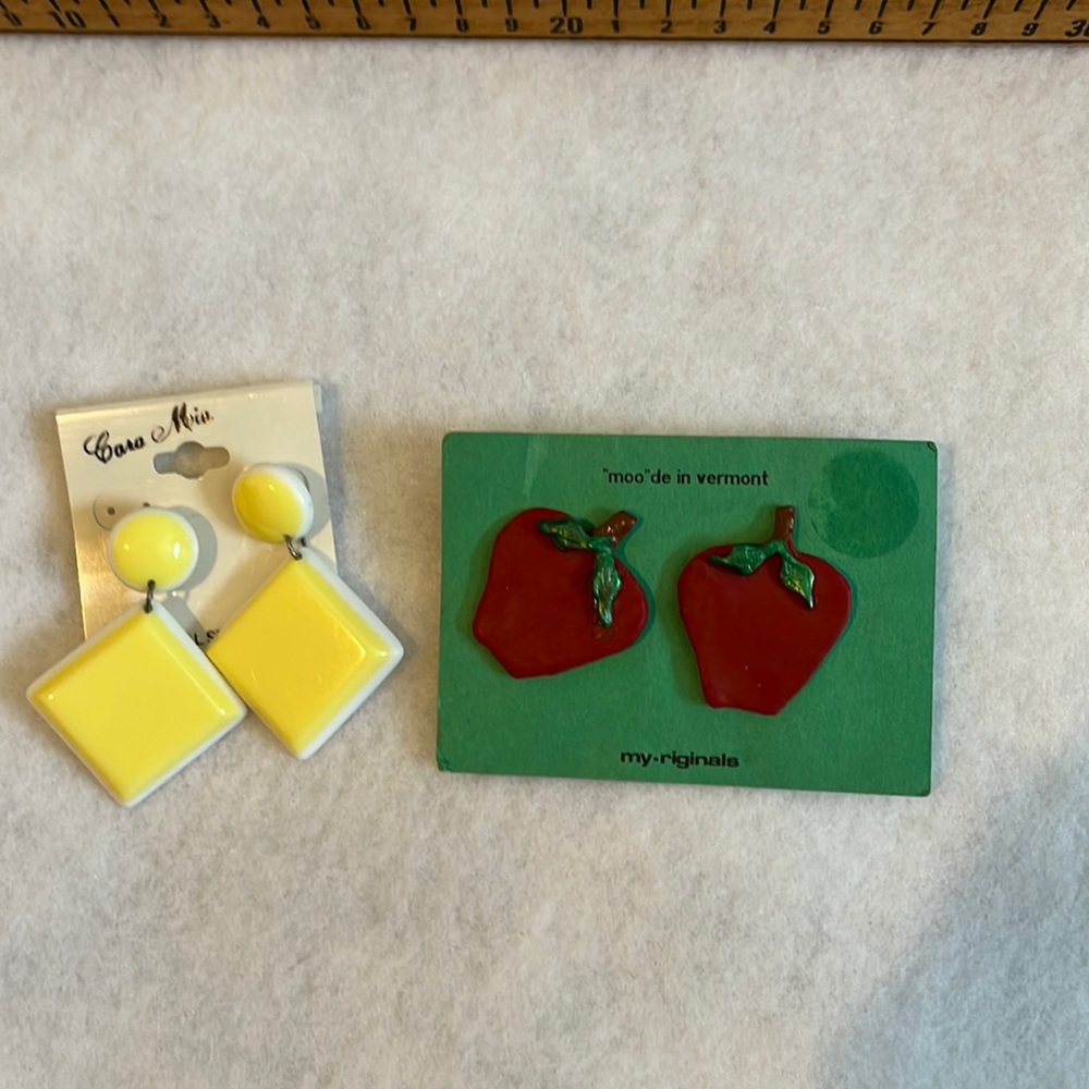 Two pairs vintage earrings